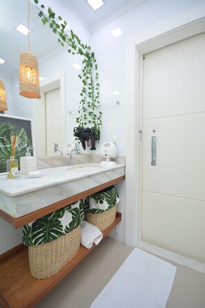 Douche, sèche-cheveux, bidet, serviettes fournies