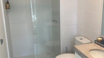 Secador de pelo, toallas, jabón y papel higiénico
