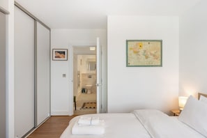 1 dormitorio, escritorio, tabla de planchar con plancha y Internet