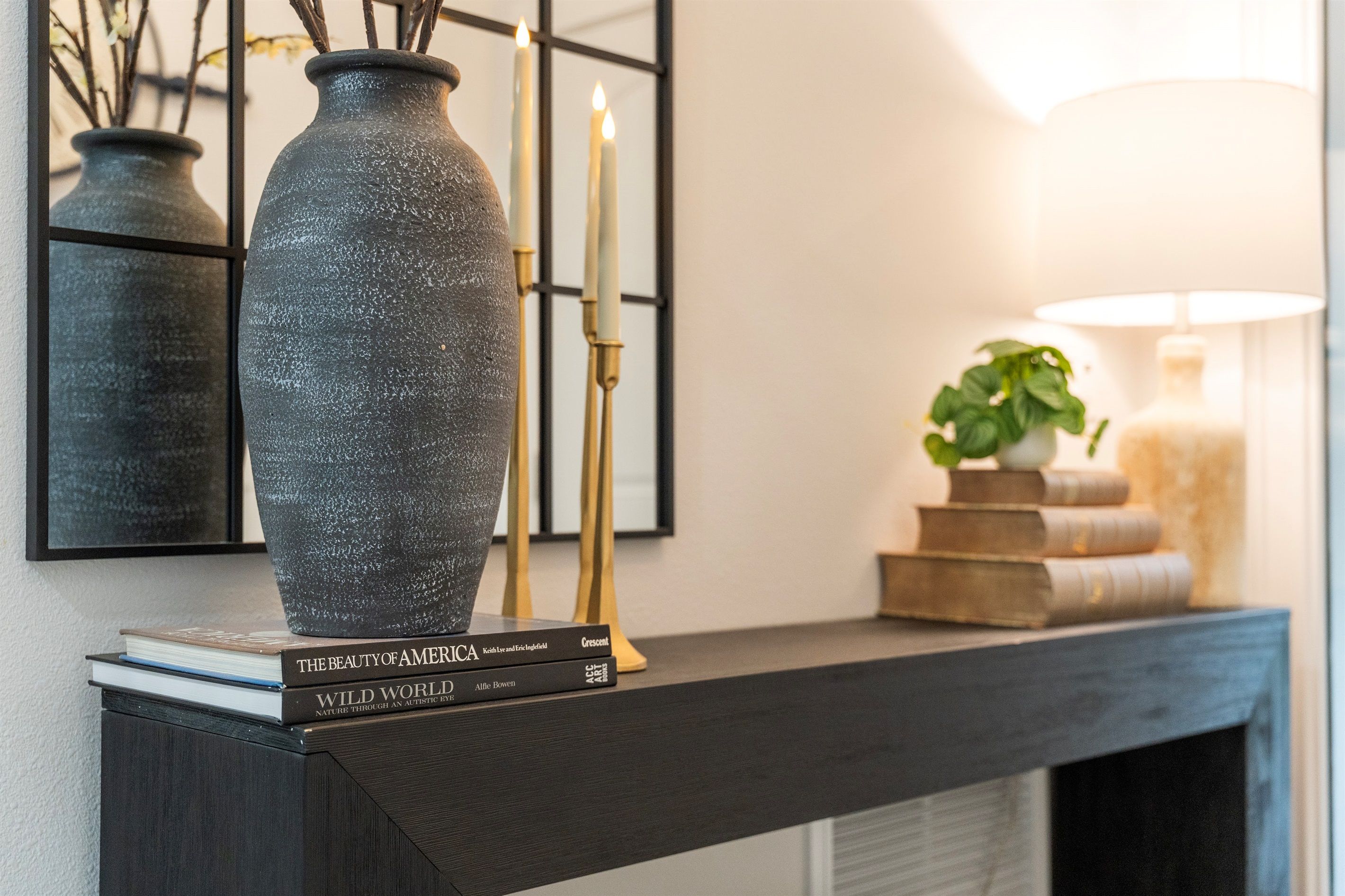 Een boekenplank met boeken en een decoratieve vaas.