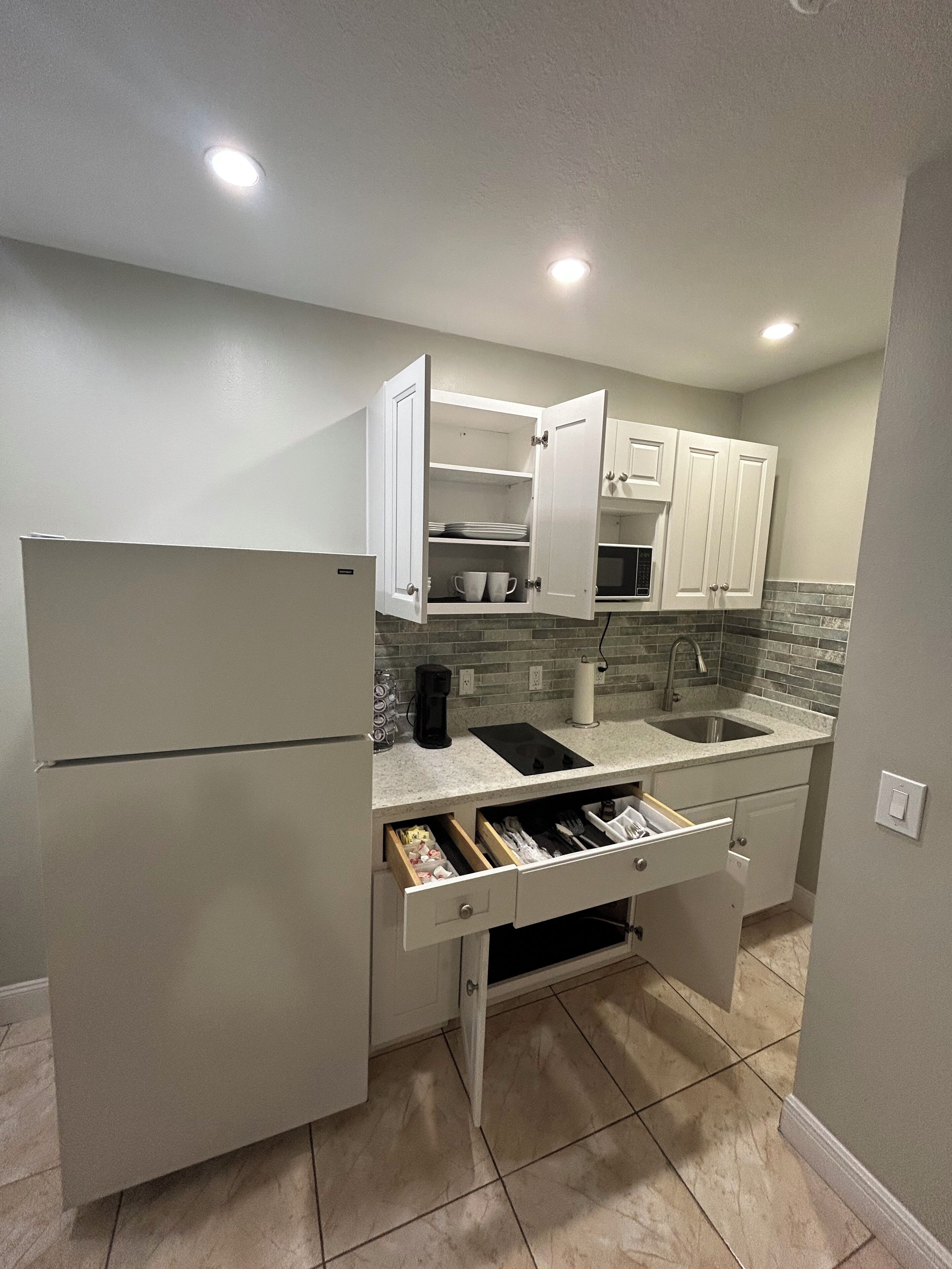 Microwave, stovetop, dishwasher, coffee/tea maker