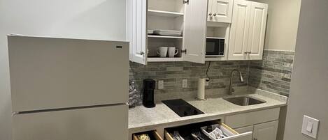 Microwave, stovetop, dishwasher, coffee/tea maker