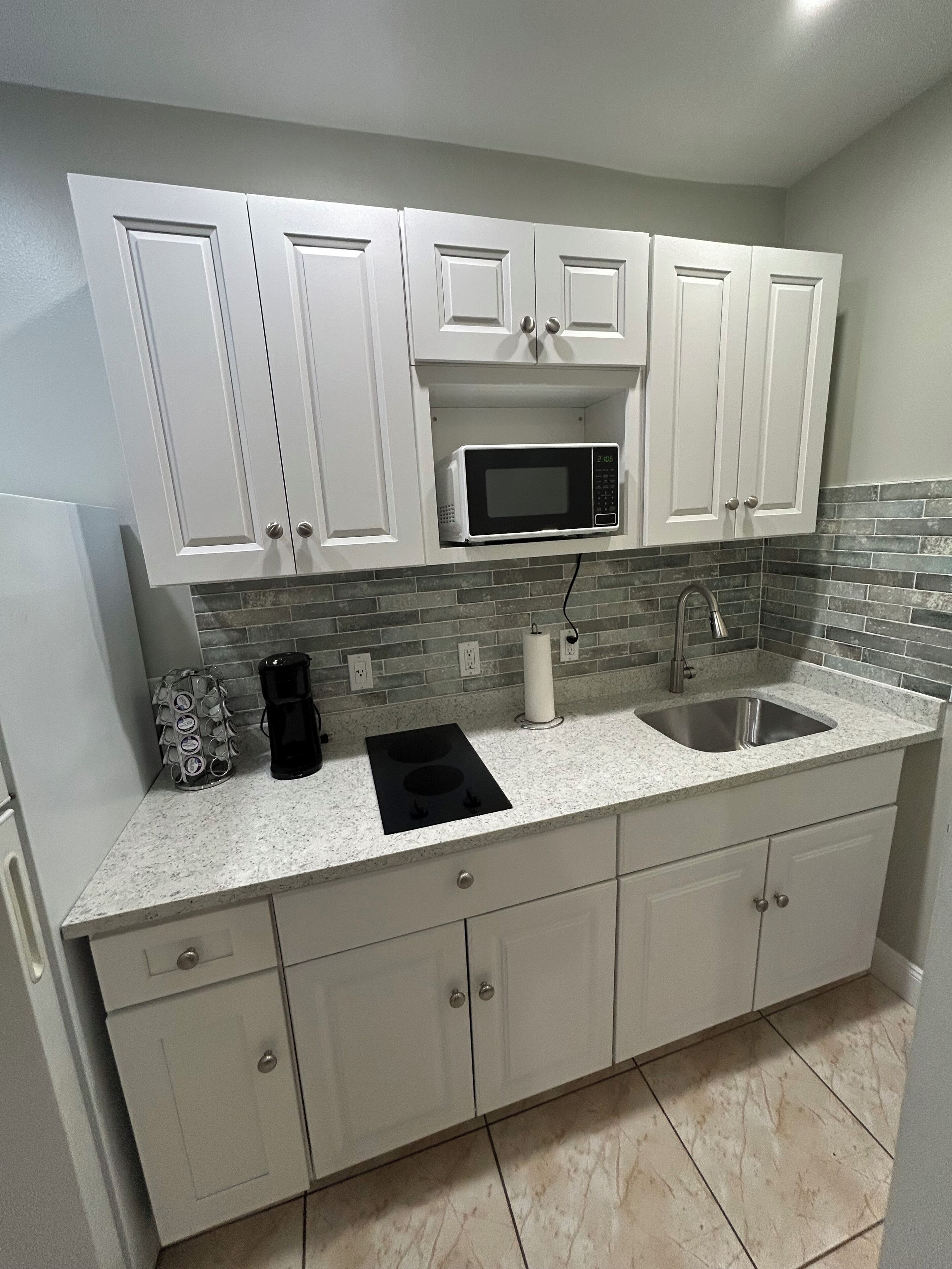 Mikroaaltouuni, liesi, astianpesukone, kahvin-/teenkeitin