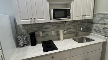 Een magnetron, een kookplaat, een vaatwasser