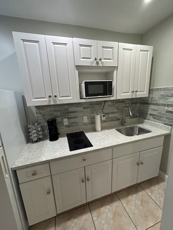 Mikrowelle, Herdplatte, Geschirrspüler