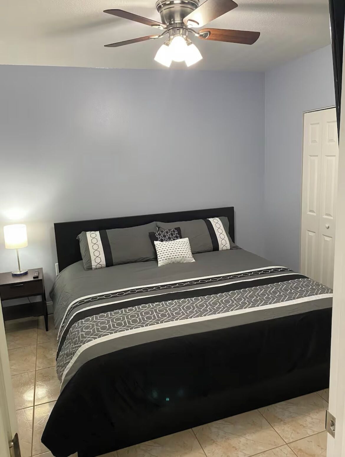 1 slaapkamer, een strijkplank/strijkijzer, gratis wifi, beddengoed