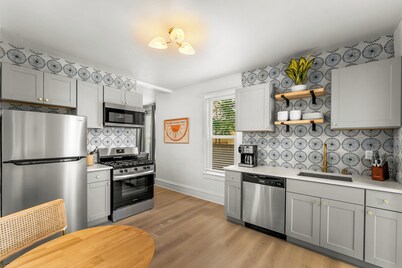 Chic, cozy & spacious 4-bedroom house in Pueblo with large private backyard