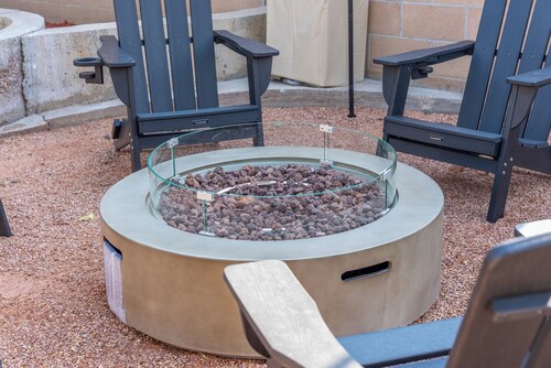 Chic, cozy & spacious 4-bedroom house in Pueblo with large private backyard