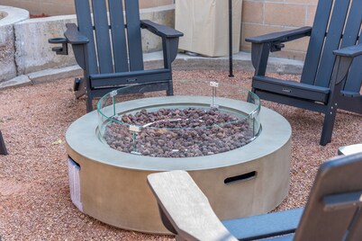 Chic, cozy & spacious 4-bedroom house in Pueblo with large private backyard