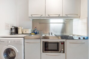 Fridge, microwave, coffee/tea maker, toaster - GuestReady - Studio in Borough, central London (London)