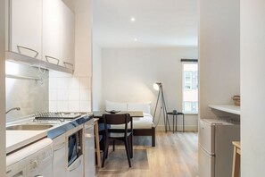 Kühlschrank, Mikrowelle, Wasserkocher mit Kaffee-/Teezubehör, Toaster