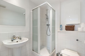 Douche, sèche-cheveux, serviettes fournies