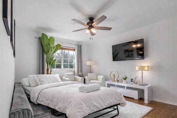 2 bedrooms, desk, iron/ironing board, WiFi