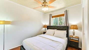 2 bedrooms, desk, iron/ironing board, WiFi