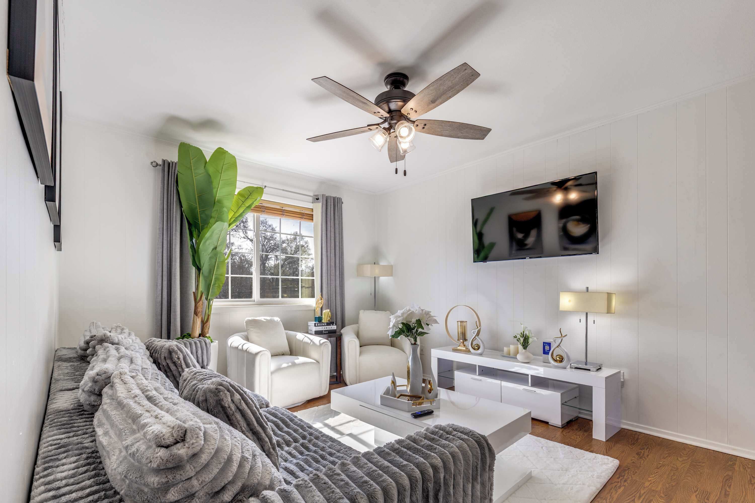 Televisión y oficina 