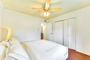 4 bedrooms, desk, iron/ironing board, WiFi