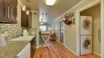 Jääkaappi, mikroaaltouuni, uuni, liesi