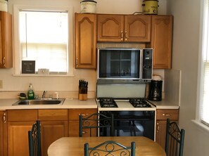 Mikrobølgeovn, ovn, kokeplater og oppvaskmaskin