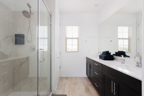Regadera, secadora de cabello, bidet, toallas 