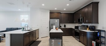 Modern Desert Home–Great for Families & Groups, Near Golf, Hiking & City Fun