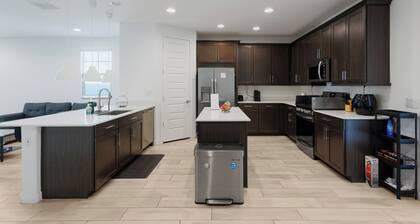 Modern Desert Home–Great for Families & Groups, Near Golf, Hiking & City Fun