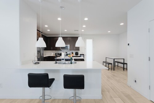 Modern Desert Home–Great for Families & Groups, Near Golf, Hiking & City Fun