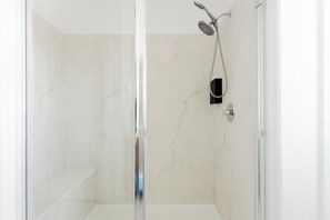 Bruser, hårtørrer, bidet, håndklæder