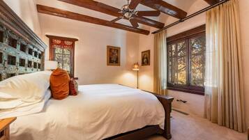 7 slaapkamers, een bureau, een strijkplank/strijkijzer, wifi