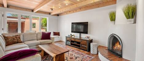 Télévision, cheminée