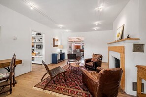 Smart TV y chimenea 