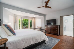 Escritorio, tabla de planchar con plancha, wifi y ropa de cama 