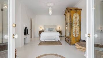 4 bedrooms, desk, iron/ironing board, WiFi