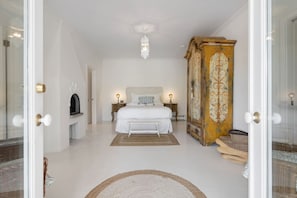 4 bedrooms, desk, iron/ironing board, WiFi