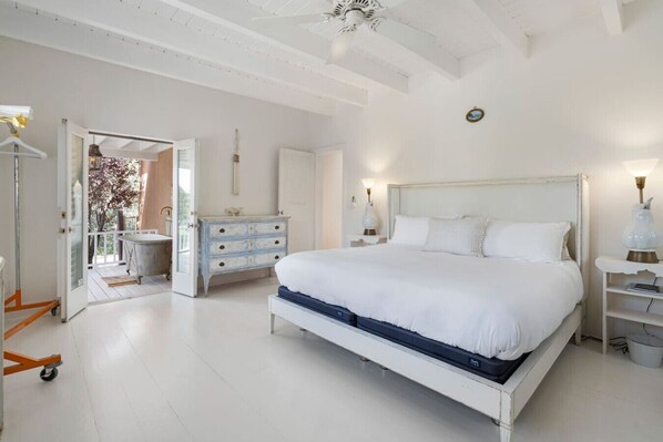 4 室のベッドルーム、デスク、アイロン / アイロン台、WiFi