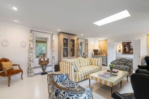 テレビ、暖炉、書斎 / ワークスペース