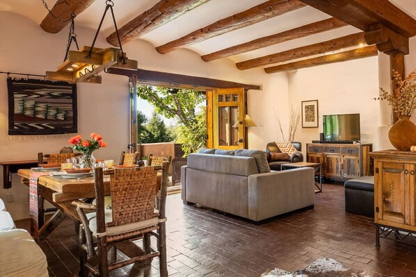 Televisie en een open haard