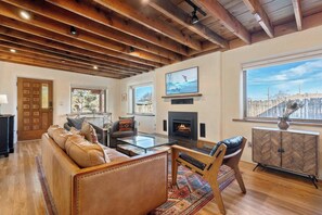 TV, fireplace, offices - Casa de Murales - Stunning Railyard Home (Santa Fe)