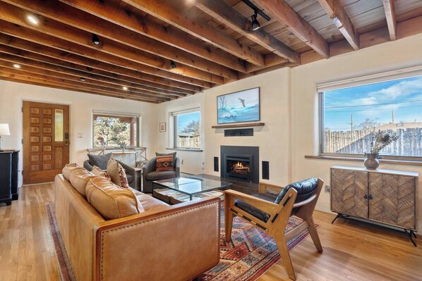 Televisión, chimenea y oficina 