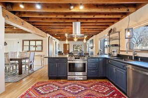 冰箱、微波炉、烤箱、炉灶