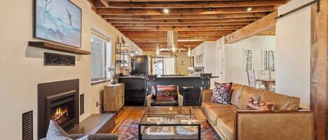 Fernseher, Kamin, Arbeitsbereiche