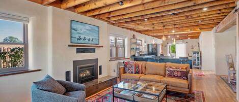 Télévision, cheminée, espaces bureaux