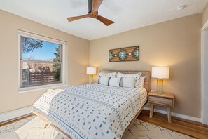 Escritorio, tabla de planchar con plancha, wifi y ropa de cama 