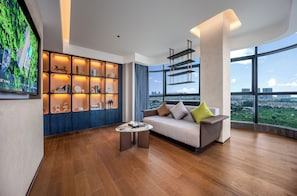 Executive Suite, Canal View | Living area | Toys