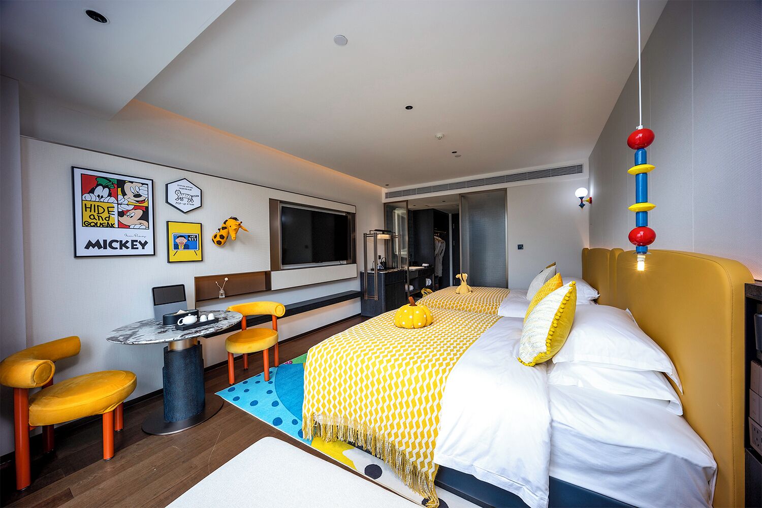 Una habitación de hotel con una cama, un escritorio, una silla y un televisor.