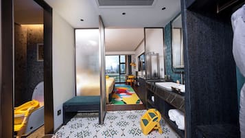 Family Twin Room, Canal View | Bathroom