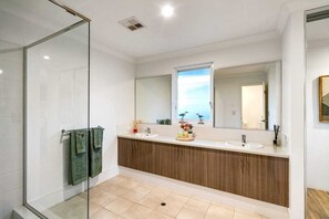 Dusj, hårføner, håndklær og sjampo