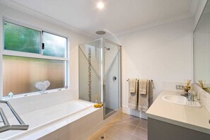 Chuveiro, secador de cabelo, toalhas de banho, shampoo