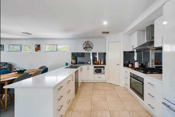 Kjøleskap, mikrobølgeovn, ovn og kokeplater