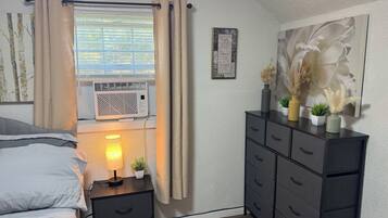 3 habitaciones, escritorio, tabla de planchar con plancha y wifi gratis