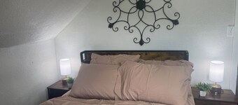 Charming 3-bedroom house plus bonus office/room in delightful Clarksburg with AC